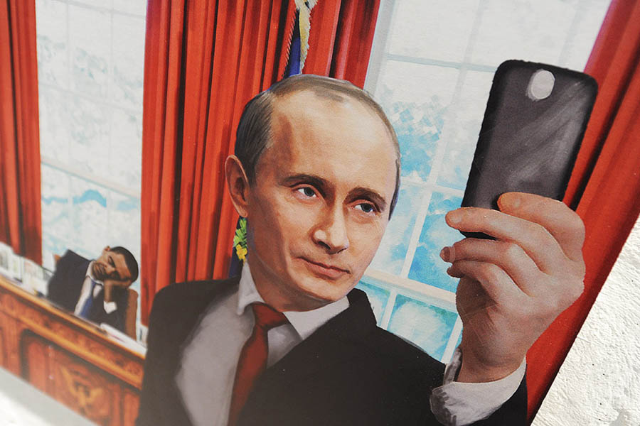 В Москве открылась выставка карикатур: Путин «воспитывает» Обаму