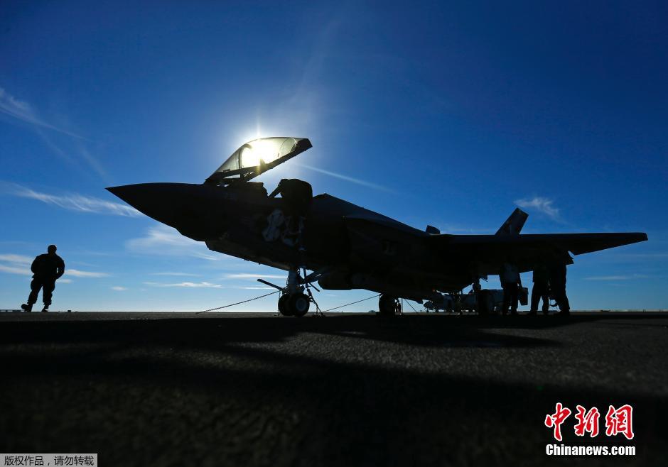 Истребитель ВВС США F-35 впервые совершил посадку на палубу авианосца