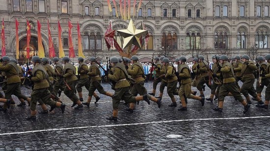 На Красной площади в Москве состоялся торжественный марш, посвященный историческому параду 7 ноября 1941 года