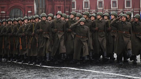 На Красной площади в Москве состоялся торжественный марш, посвященный историческому параду 7 ноября 1941 года