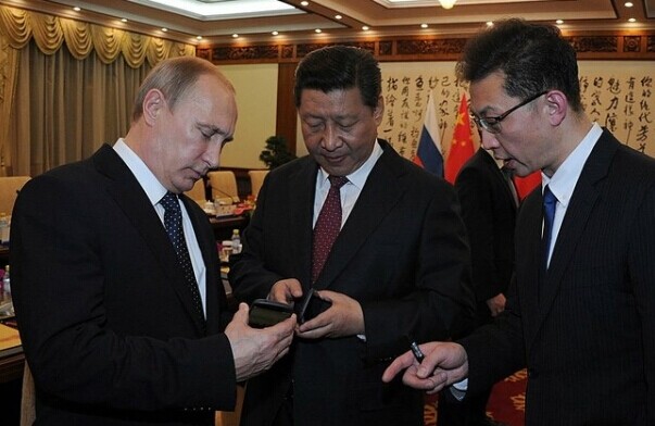 Путин подарил Си Цзиньпину российский смартфон Yotaphone 2