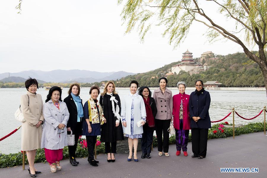 Пэн Лиюань провела экскурсию по летнему дворцу "Ихэюань" для супруг лидеров экономик АТЭС