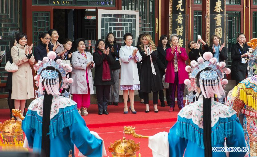 Пэн Лиюань провела экскурсию по летнему дворцу "Ихэюань" для супруг лидеров экономик АТЭС