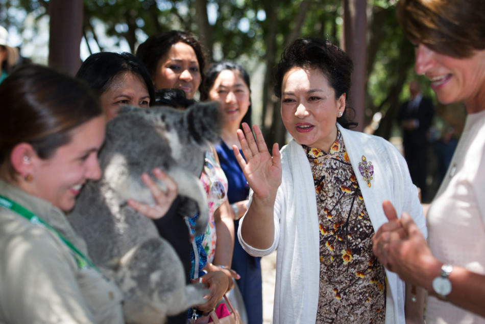 15 ноября по местному времени в городе Брисбене (Австралия), супруги глав участников саммита G20 посетили самый большой в мире заповедник коал, который расположен на берегу реки Брисбен.