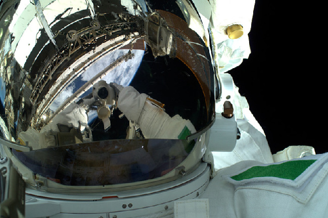 Селфи космонавтов на фоне Земли