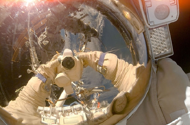 Селфи космонавтов на фоне Земли