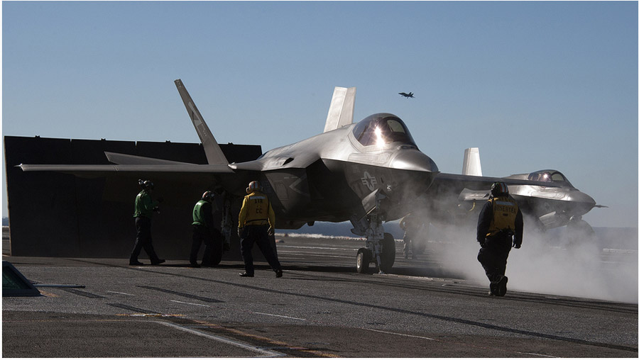 ВМС США опубликовали новейшие фотографии взлета и посадки истребителя F-35С