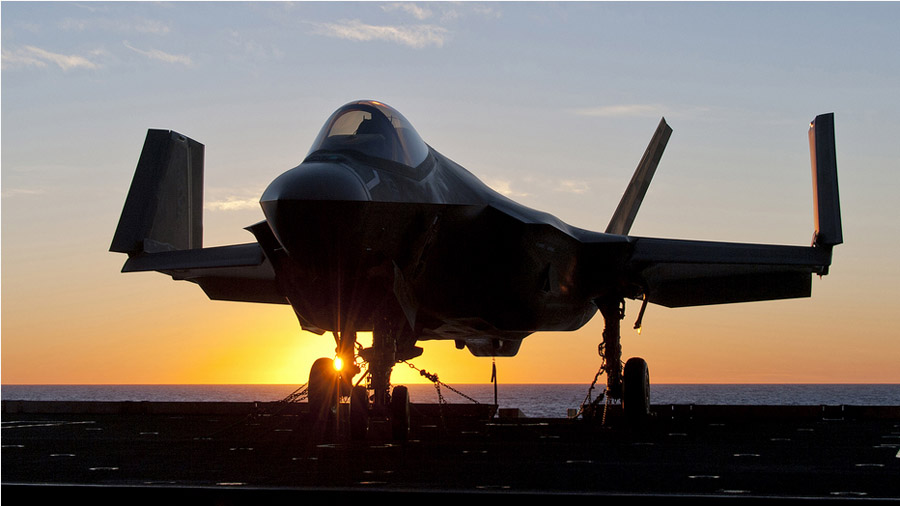ВМС США опубликовали новейшие фотографии взлета и посадки истребителя F-35С