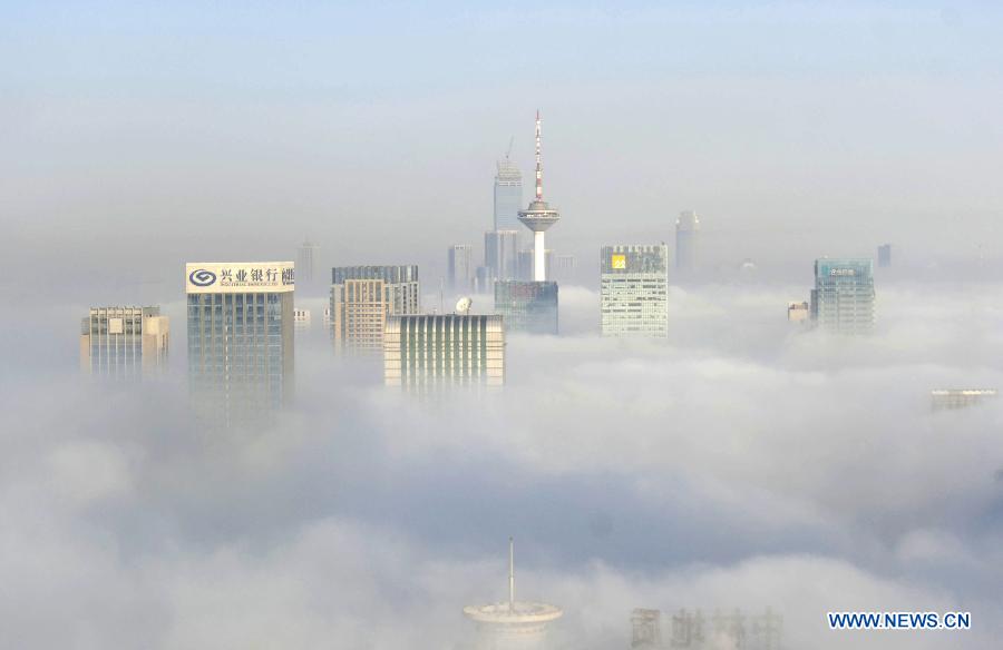 Сильный туман и смог затруднили транспортное сообщение в Северо-Восточном Китае