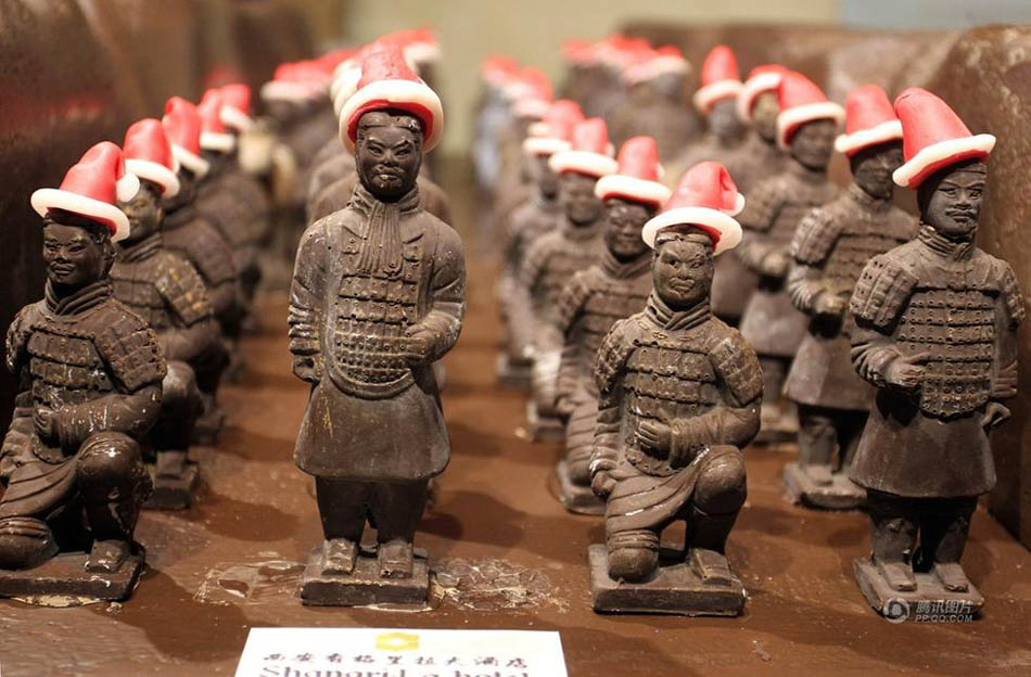 Шоколадные терракотовые воины с рождественскими колпаками готовы к празднику