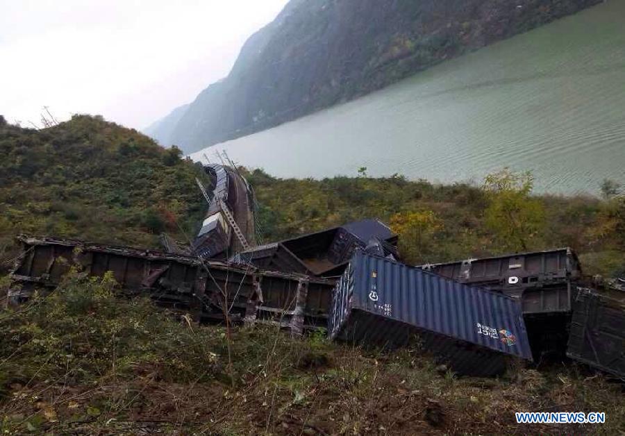 Два человека погибли в результате схода с рельсов грузового поезда на северо-западе Китая