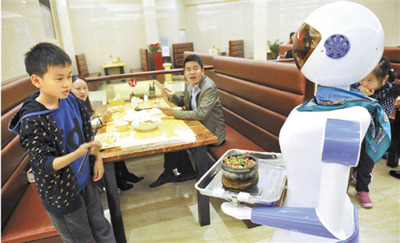 В провинции Чжэцзян появились официанты-роботы