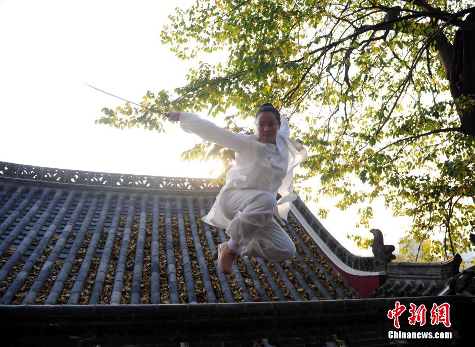 Китайская девушка практикуется в фехтовании «Удан»