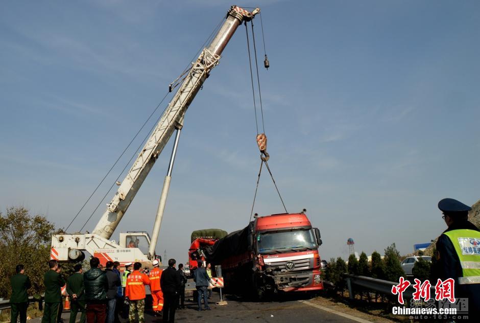 Двое погибли в результате столкновения 53 автомобилей на скоростной автостраде в Юго-Западном Китае