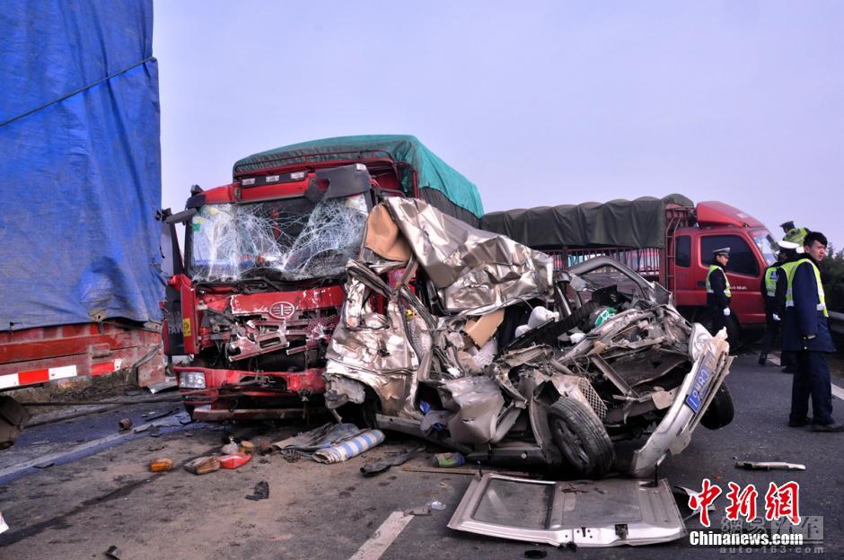 Двое погибли в результате столкновения 53 автомобилей на скоростной автостраде в Юго-Западном Китае