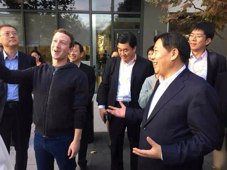 Основатель Facebook Марк Цукерберг по-китайски поговорил с китайского сотрудника проверки