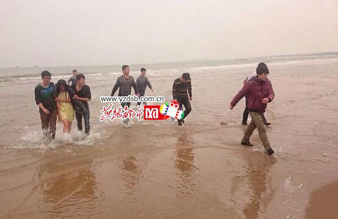 18 студентов вытащили человека из ледяной воды