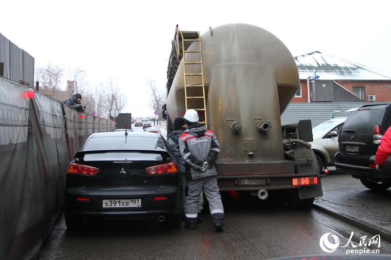 В час пик в Москве водители "перевезли" автомобиль вручную