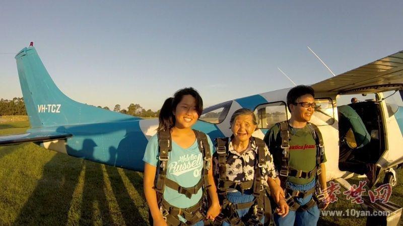Прыжок с парашютом 81-летней бабушки из провинции Хубэй сильно поразил зарубежные СМИ