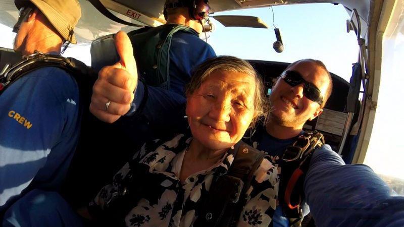 Прыжок с парашютом 81-летней бабушки из провинции Хубэй сильно поразил зарубежные СМИ