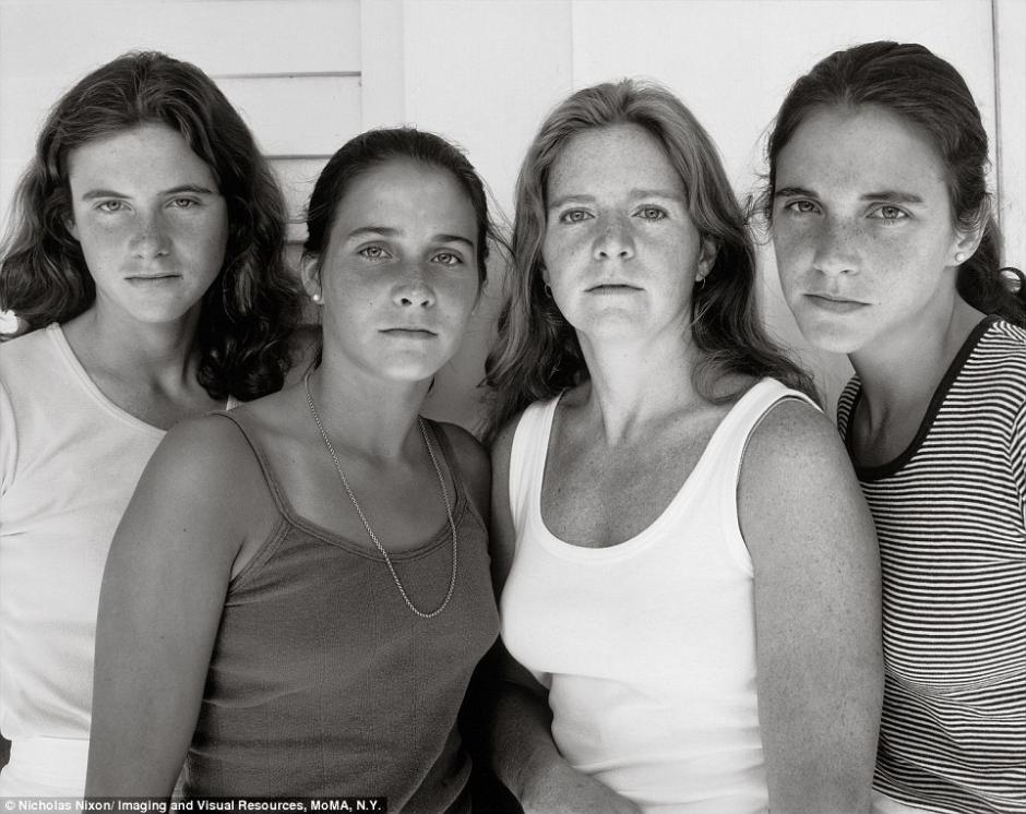 Снимки четырёх сестёр через 40 лет