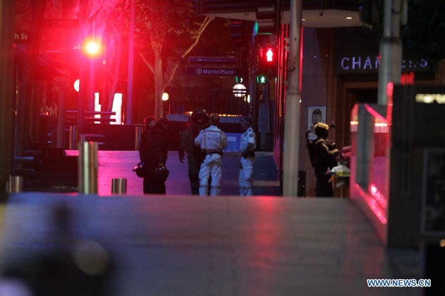 Три человека погибли в результате перестрелки между полицейскими и захватчиком заложников в кафе Сиднея