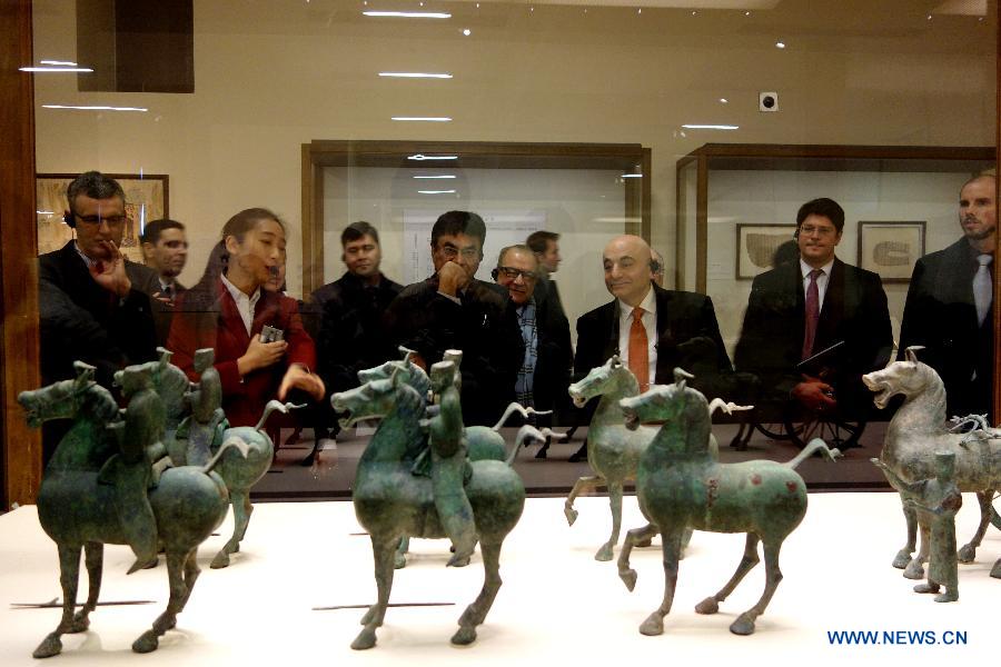 Иностранные дипломаты посетили в Пекине выставку памятников материальной культуры "Великий шелковый путь"