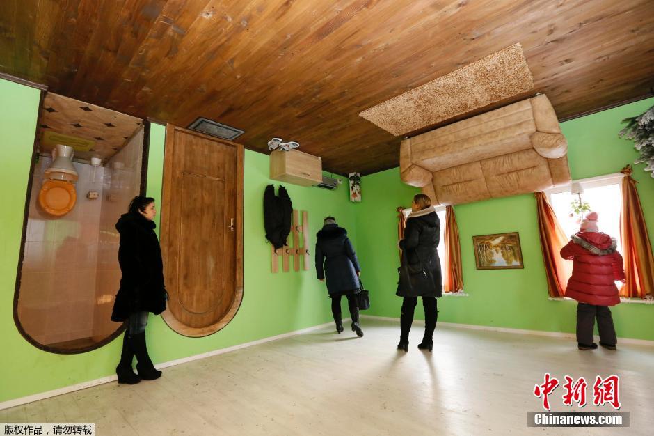 Перевернутый дом в Сибири привлекает посетителей 