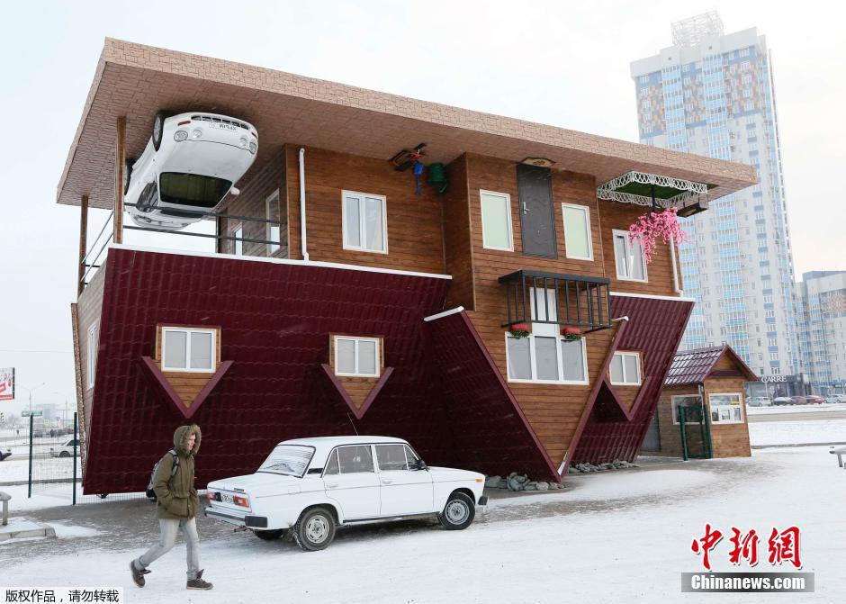 Перевернутый дом в Сибири привлекает посетителей 
