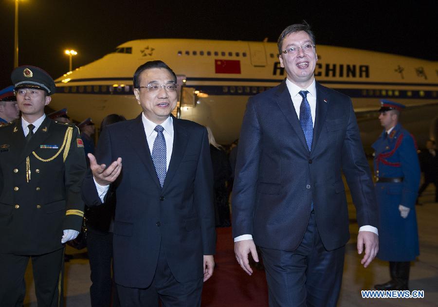 Ли Кэцян прибыл в Белград для участия во встрече руководителей КНР и стран Центральной и Восточной Европы, а также для визита в Сербию