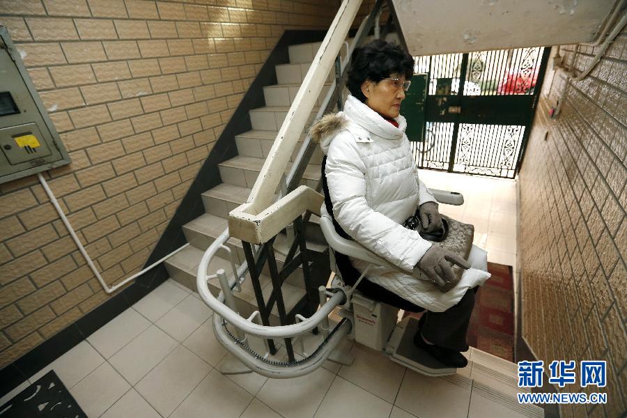 В Шанхае появился первый «сидячий эскалатор»