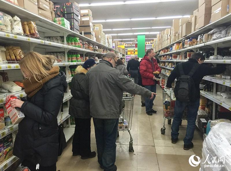 Девальвация рубля не привела к ажиотажу в российских супермаркетах