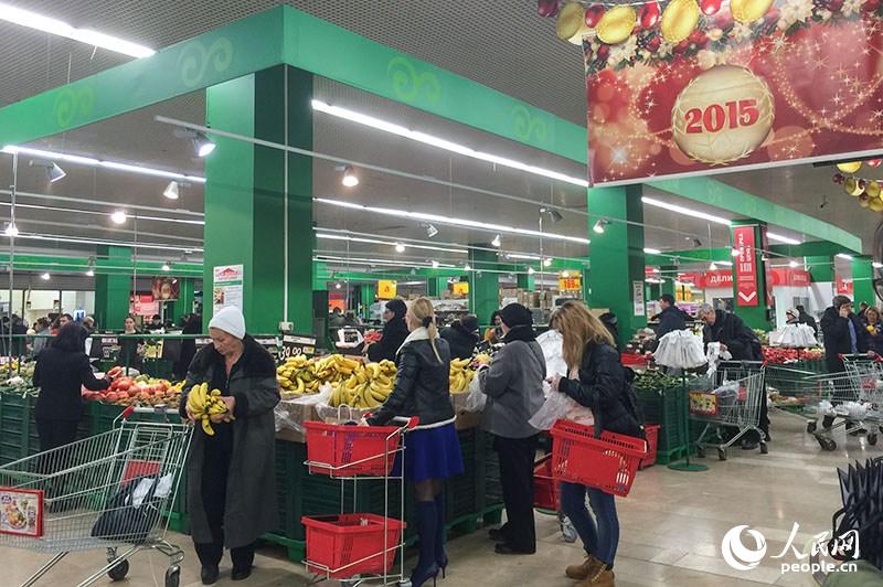 Девальвация рубля не привела к ажиотажу в российских супермаркетах