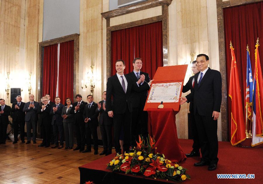 Ли Кэцян принял грамоту "Почетный горожанин Белграда" и встретился с известными деятелями Сербии