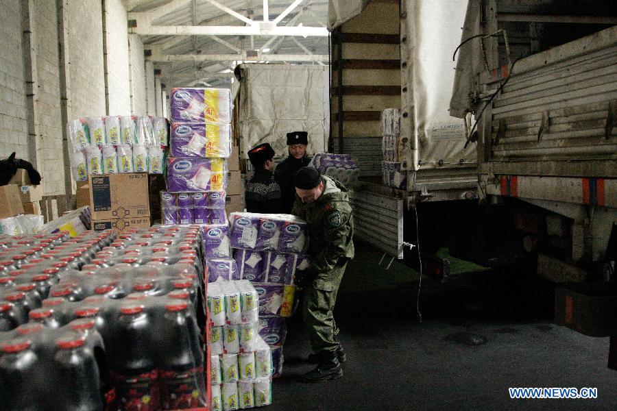 Колонна МЧС России доставила гуманитарную помощь в Донбасс