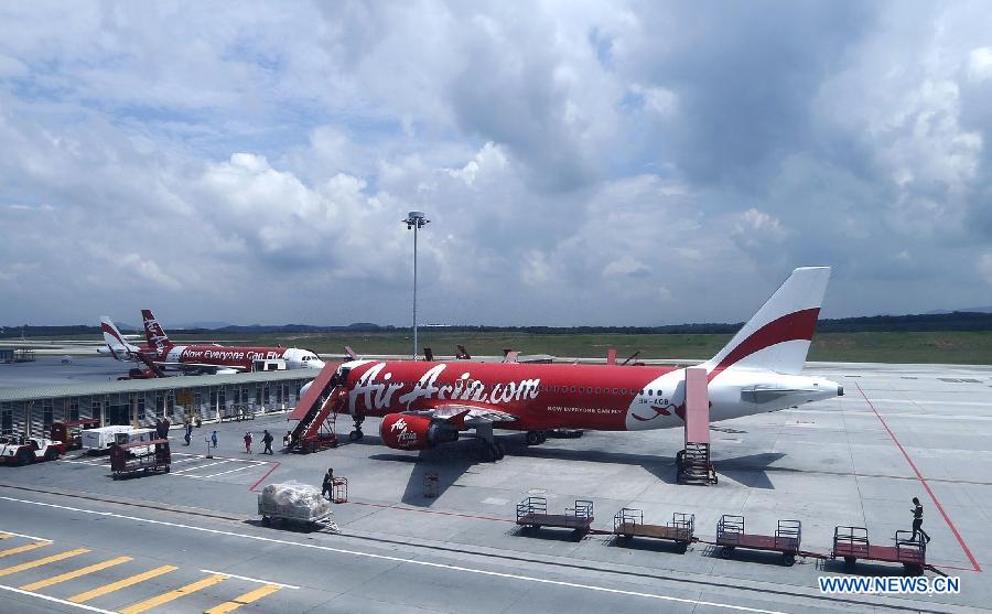 Потеряна связь с пассажирским самолетом авиакомпании "Эйр Эйша" /"Air Asia"/, следовавшим из Индонезии в Сингапур