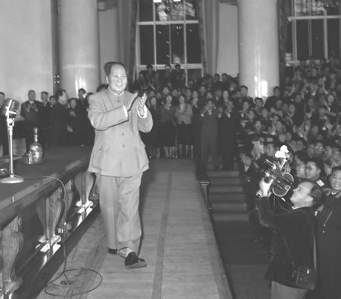 Фото: 17 ноября 1957 года Мао Цзэдун встретился с китайскими студентами в МГУ. 
