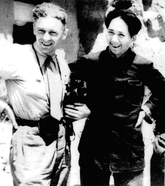 В 1939 году Мао Цзэдун с советским журналистом Кальманом в Яньани.