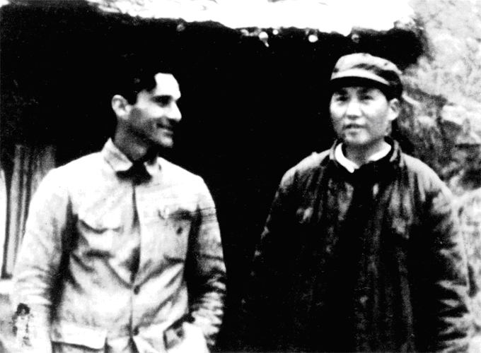 В октябре 1939 года Мао Цзэдун встретился с американским журналистом Эдгаром Сноу, прибывшим с визитом в Китай.