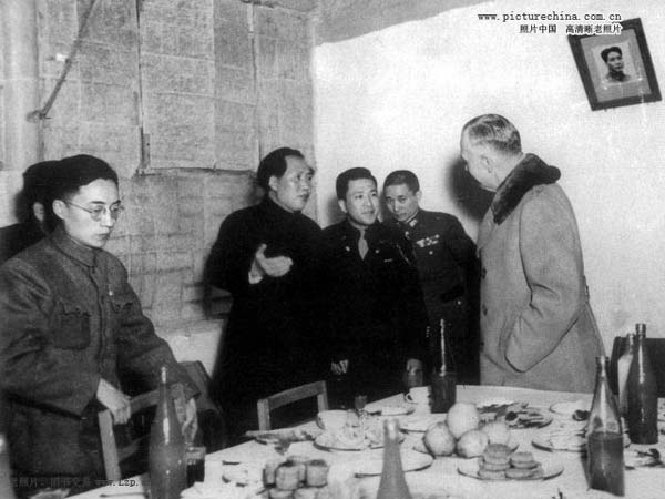 4 марта 1946 года Мао Цзэдун организовал приветственным банкет для представителя американского президента Джорджа Маршалла.