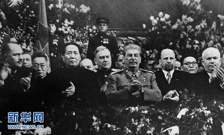 21 декабря 1949 года Мао Цзэдун во время визита в СССР присутствовал на 70-летии Сталина.