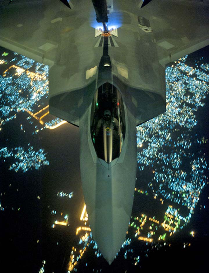 F-22 (США)F-22 Raptor - многоцелевой истребитель пятого поколения, построенный в первую очередь для борьбы с истребителями противника, но также способный осуществлять наземные атаки, разведку и постановку помех, а также на сегодняшний день является единственным самолетом пятого поколения и самым дорогим истребителем, стоящим на вооружении, в мире.