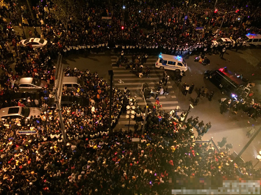 На шанхайской набережной "Вайтань" произошла давка во время новогоднего мероприятия