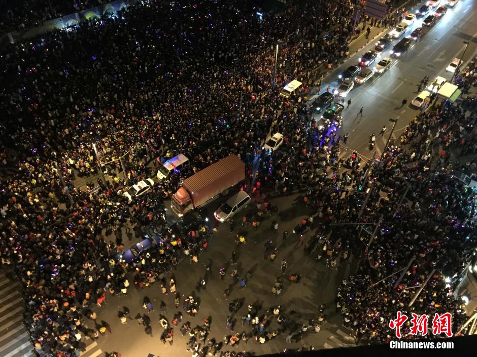 На шанхайской набережной "Вайтань" произошла давка во время новогоднего мероприятия
