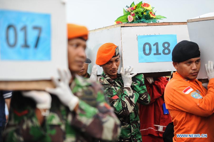 Индонезийские спасатели достали тела 30 погибших с рейса QZ8501 AirAsia