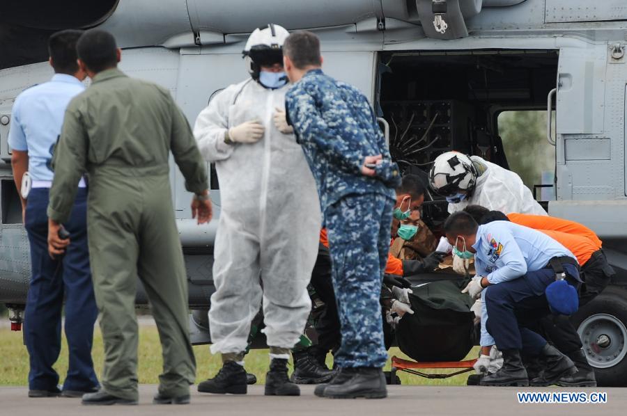 Индонезийские спасатели достали тела 30 погибших с рейса QZ8501 AirAsia