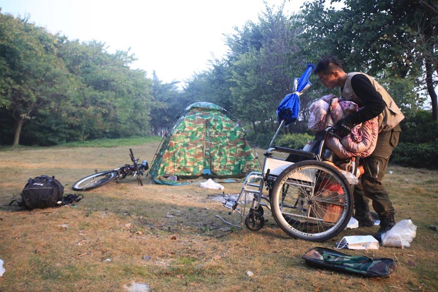 Китаец путешествует по стране со своей девушкой-инвалидом  