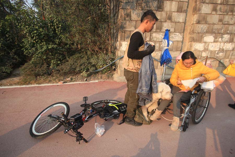 Китаец путешествует по стране со своей девушкой-инвалидом  