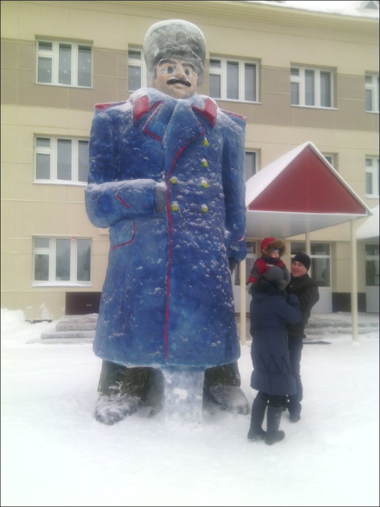 Необычные снежные скульптуры в Татарстане