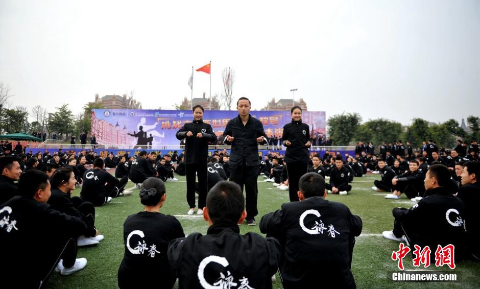 Новый рекорд Гиннесса: тысячи человек в Чэнду занимаются ушу стиля Вин-чунь